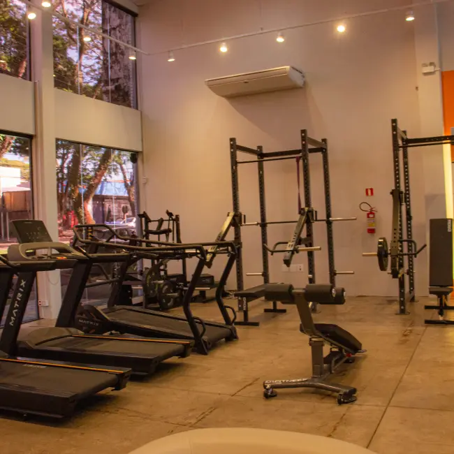 Estúdio de personal training com esteiras Matrix e equipamentos de musculação, ideal para treinos individualizados e em grupo.