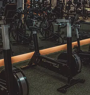 Bicicletas ergométricas Concept 2 BikeErg em estúdio de treinamento personalizado, ideal para ciclismo indoor e condicionamento físico.
