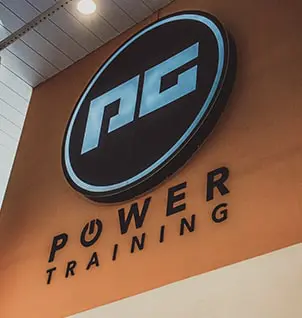 Logo PG Power Training em estúdio de personal training, destacando treinamento personalizado e seguro para todos.
